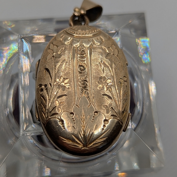 Floral Gold Locket Pendant - Picture 3 of 7